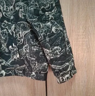 Cazadora bomber estampada jaguares H&M talla XL