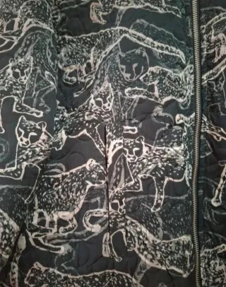 Cazadora bomber estampada jaguares H&M talla XL
