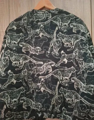 Cazadora bomber estampada jaguares H&M talla XL