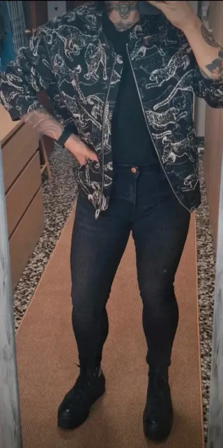 Cazadora bomber estampada jaguares H&M talla XL