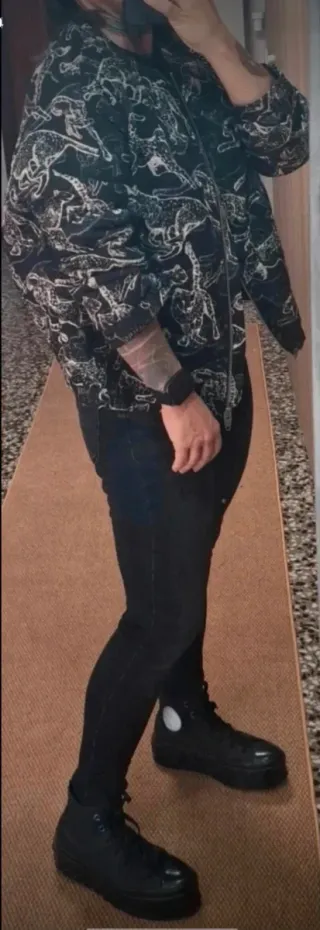 Cazadora bomber estampada jaguares H&M talla XL