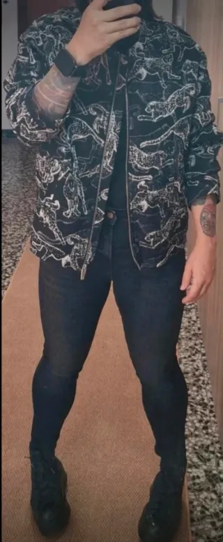 Cazadora bomber estampada jaguares H&M talla XL