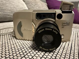 Camara de fotos nikon Tiene carrete y pila nueva