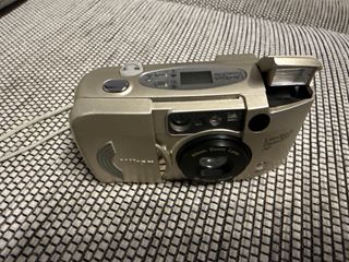 Camara de fotos nikon Tiene carrete y pila nueva