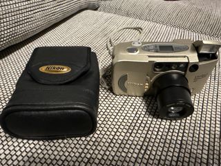 Camara de fotos nikon Tiene carrete y pila nueva