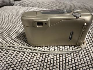 Camara de fotos nikon Tiene carrete y pila nueva