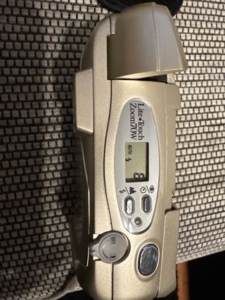 Camara de fotos nikon Tiene carrete y pila nueva