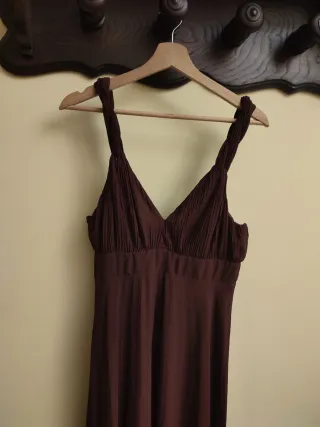 Vestido midi plisado con etiqueta (Zara)