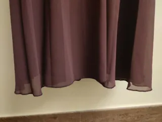 Vestido midi plisado con etiqueta (Zara)