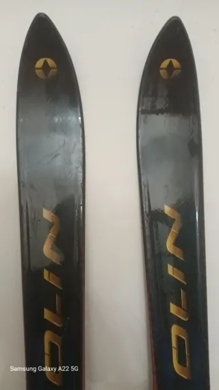 Esquis marca Kinetic, con fijaciones Tyrolia+palos