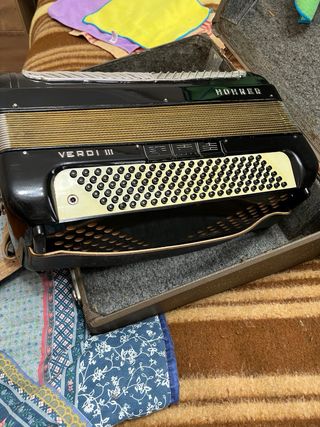 Acordeón Hohner Verdi III – 120 bajos Con estuche