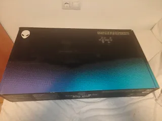 Monitor Alienware 27 pollici 4K QD-OLED nuovo