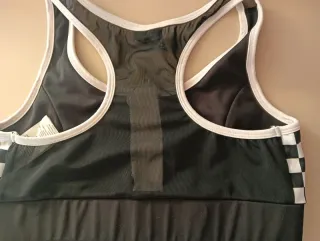 Top nero con zip e inserti a scacchi