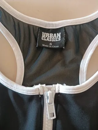 Top nero con zip e inserti a scacchi