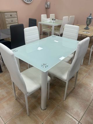 MESA DE COMEDOR BLANCA + 4 SILLAS ACOLCHADAS