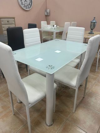 MESA DE COMEDOR BLANCA + 4 SILLAS ACOLCHADAS