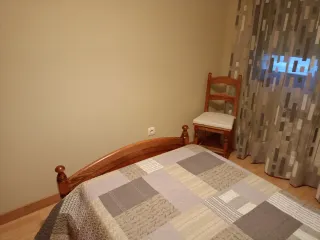 Dormitorio roble macizo completo, cama de 1.10.