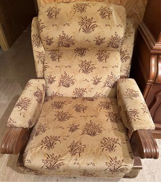 Sillones clásicos de madera maciza.