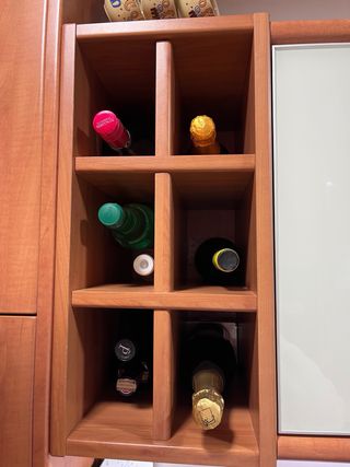 Armario vitrina de cocina con botellero