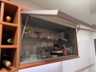 Armario vitrina de cocina con botellero