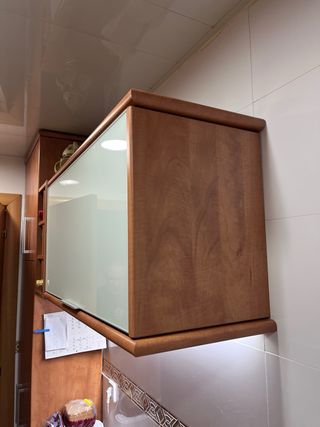 Armario vitrina de cocina con botellero