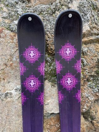 ESQUIS K2 FLOWERS FREESTYLE 168 cm
