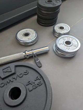 Pesas de varios kilos y mancuerna de mano