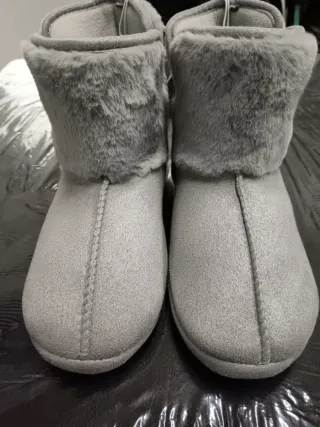 Pantufas tom cinza brilhante + pelo.