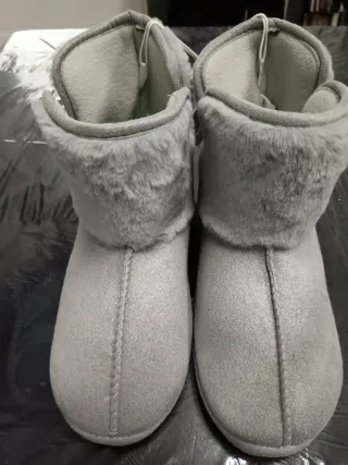 Pantufas tom cinza brilhante + pelo.