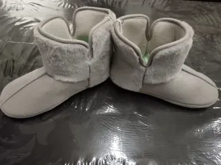 Pantufas tom cinza brilhante + pelo.