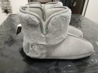 Pantufas tom cinza brilhante + pelo.