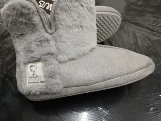 Pantufas tom cinza brilhante + pelo.