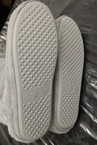 Pantufas tom cinza brilhante + pelo.