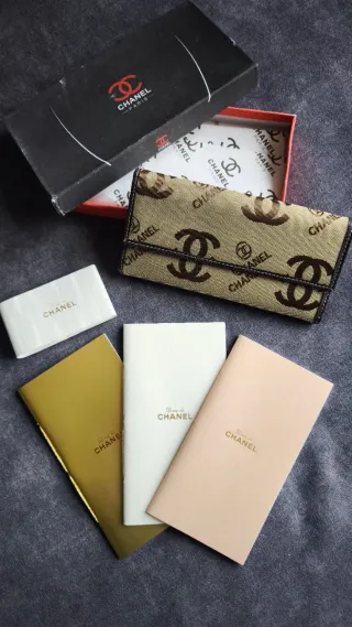 Set de Cartera Vintage Chanel y 3 cuadernos.