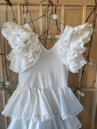 Traje de flamenca para niña talla de 6 a 8 años.