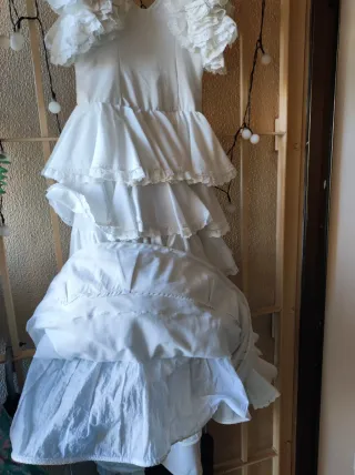 Traje de flamenca para niña talla de 6 a 8 años.