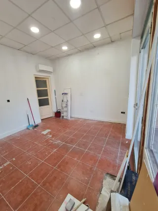 Se alquila local comercial en Almería capital