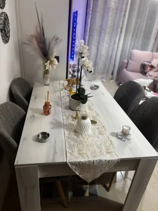 Mesa rectangular con cuatro sillas