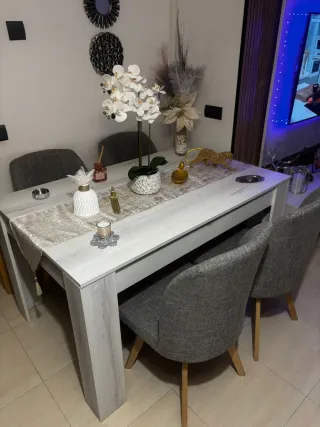 Mesa rectangular con cuatro sillas