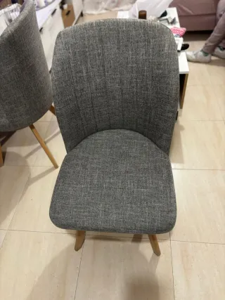 Mesa rectangular con cuatro sillas