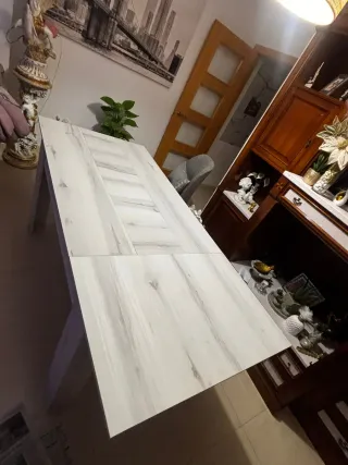 Mesa rectangular con cuatro sillas