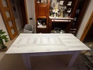 Mesa rectangular con cuatro sillas