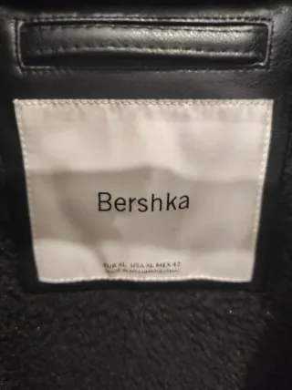 Chaqueta negra de piel sintética Bershka