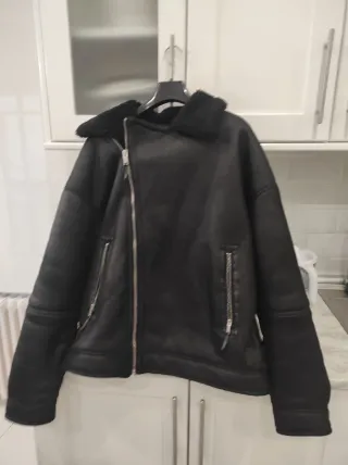 Chaqueta negra de piel sintética Bershka