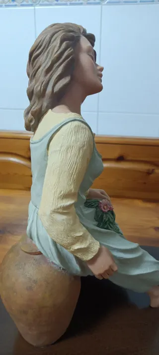Escultura Mujer en Ánfora de Talleres Mora años 80