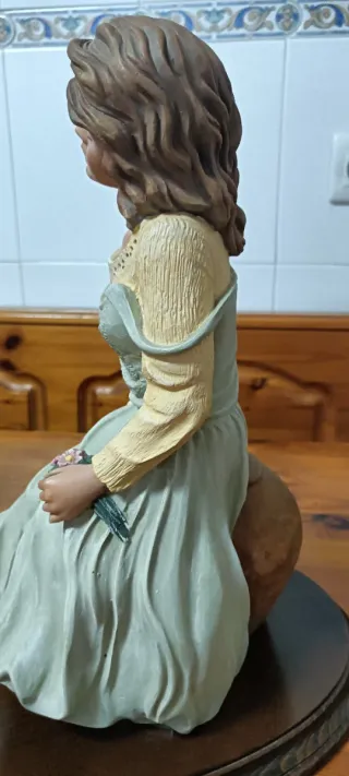 Escultura Mujer en Ánfora de Talleres Mora años 80