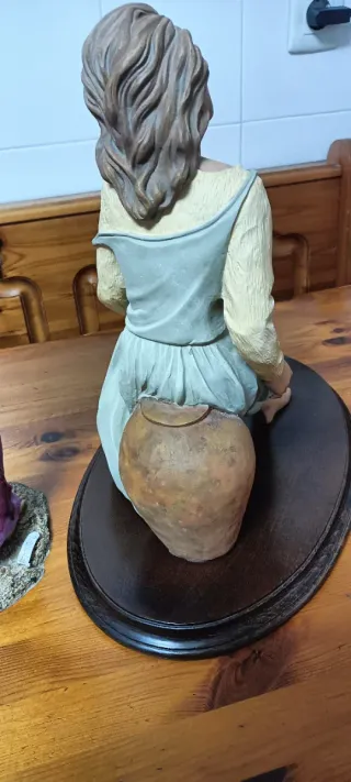 Escultura Mujer en Ánfora de Talleres Mora años 80