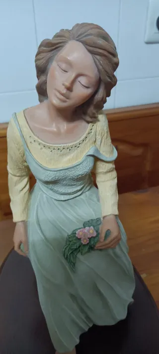 Escultura Mujer en Ánfora de Talleres Mora años 80