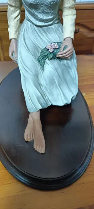 Escultura Mujer en Ánfora de Talleres Mora años 80