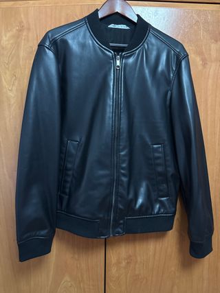 Bomber, piel sintética, como nueva.